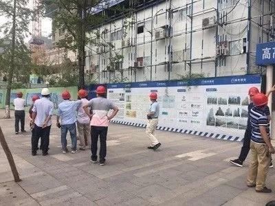 藍(lán)光地產(chǎn)集團領(lǐng)導(dǎo)在易德筑重慶分公司帶領(lǐng)下參觀易德筑產(chǎn)品